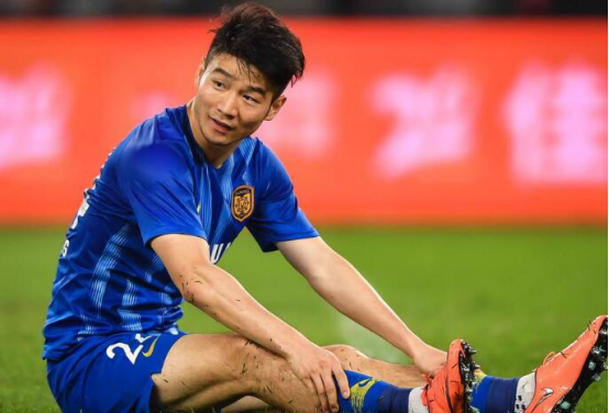 皇冠-包含金州勇士训练开放日，加时末段回应争议引欢呼，中超在即，更衣室氛围转暖的词条-皇冠