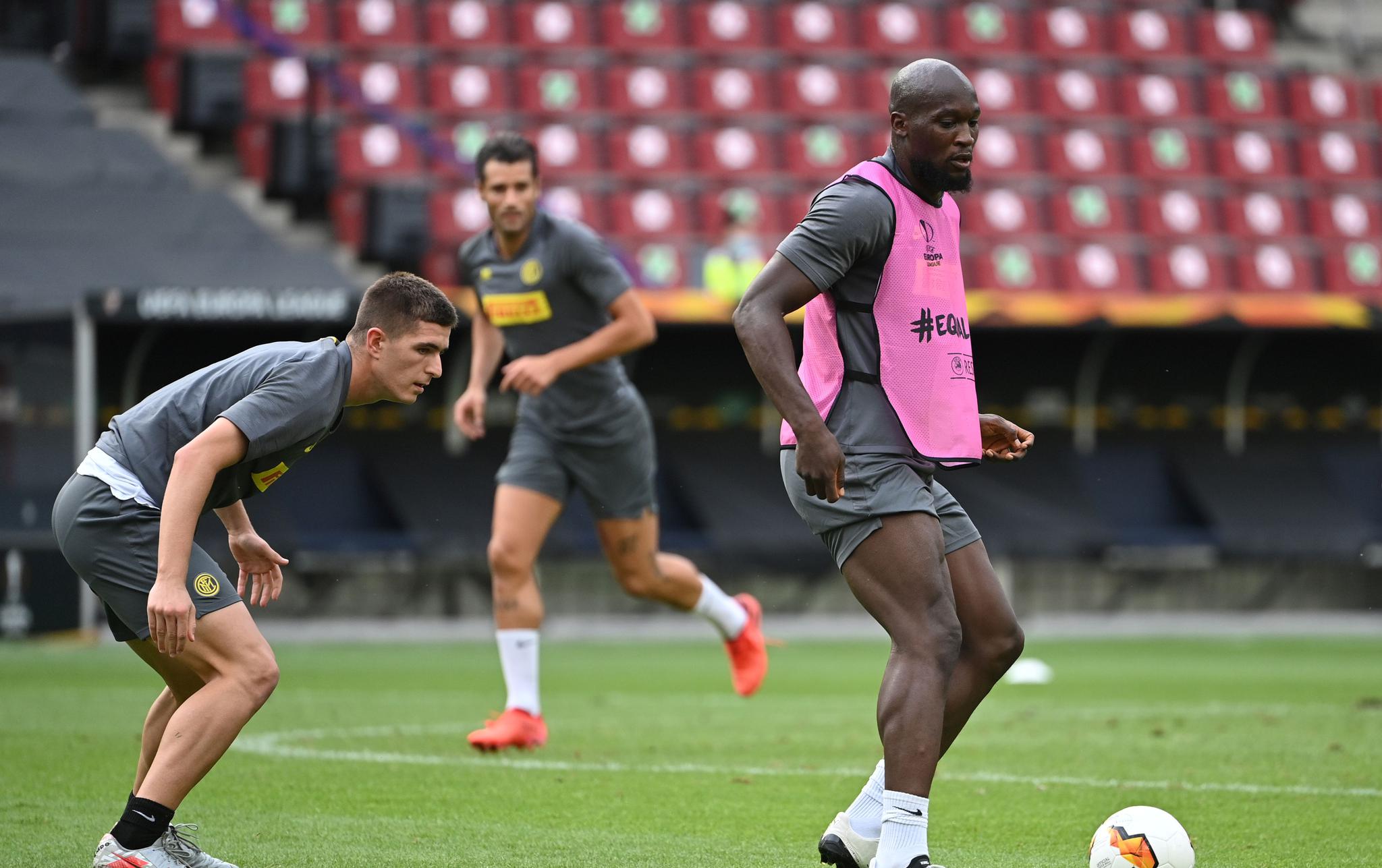 集结日国际米兰备战亚冠，门线救险细节曝光，球迷炸锅，医务组通报恢复的简单介绍